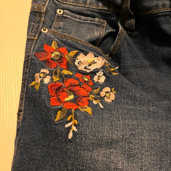 Kensie Jeans With Flowers - Picture 6 of 8